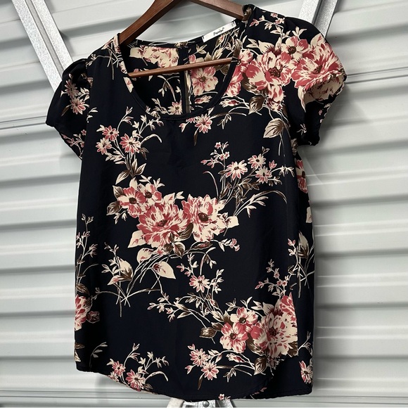 Black Floral Short Sleeve Blouse - Picture 3 of 4
